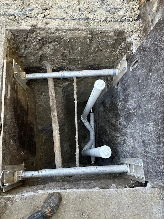 Experienced plumber completing Drain Cleaning work in Aldan